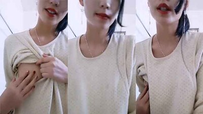 一个正在喂她的美丽女人。