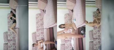 一个年轻的女士和一个小男孩的年轻女士在与她发生性关系时的脸上显示出她的脸上，她有很多乐趣和mo吟。